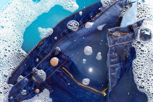 بک‌استینینگ ایندیگو در شست‌وشوی جین چیست؟ بررسی شیمیایی و روش‌های جلوگیری